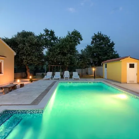 Cozy With Private Pool Near Pula Juršići