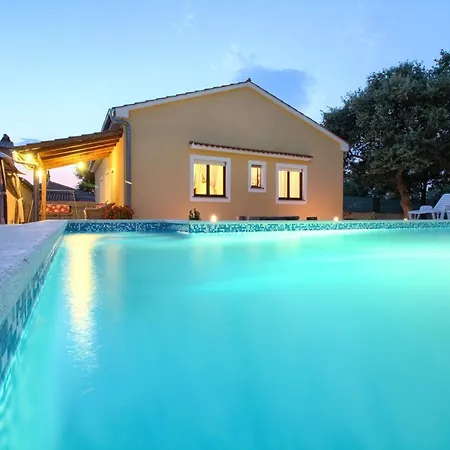 Cozy With Private Pool Near Pula
