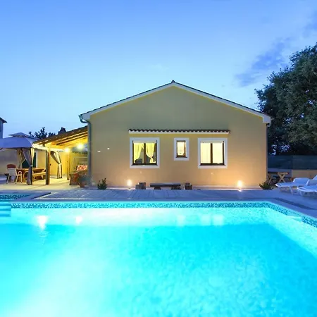 Hotel Cozy With Private Pool Near Pula Juršići