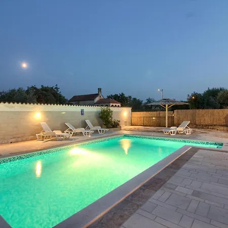 Cozy With Private Pool Near Pula Hotell