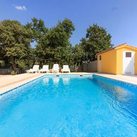 Cozy With Private Pool Near Pula