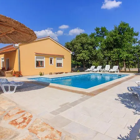 Cozy With Private Pool Near Pula Hotell 4*