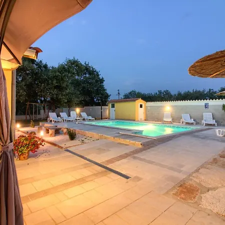 Cozy With Private Pool Near Pula