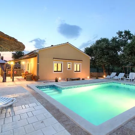 Cozy With Private Pool Near Pula Hotell