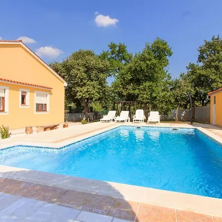 Hotell Cozy With Private Pool Near Pula