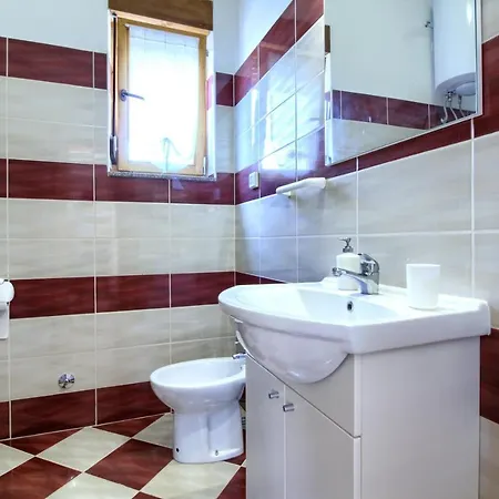 Cozy With Private Pool Near Pula 4*