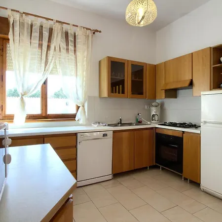 Hotell Cozy With Private Pool Near Pula 4*