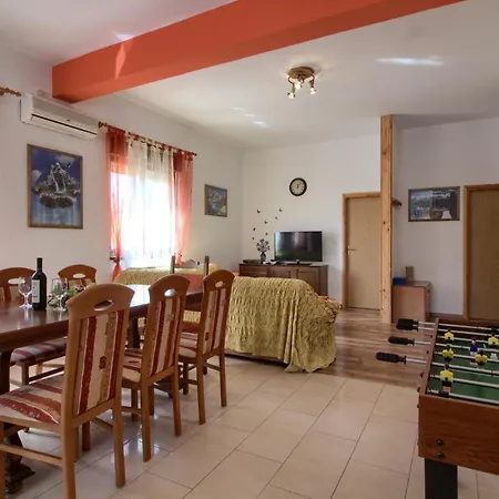 Hotell Cozy With Private Pool Near Pula
