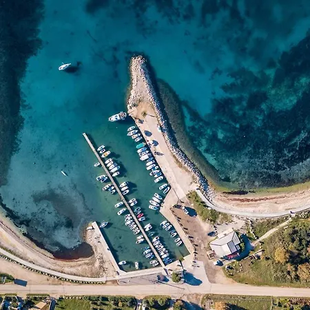 Cozy With Private Pool Near Pula 4*