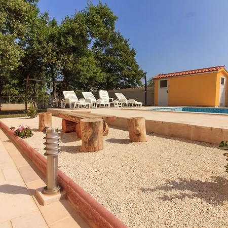 Cozy With Private Pool Near Pula